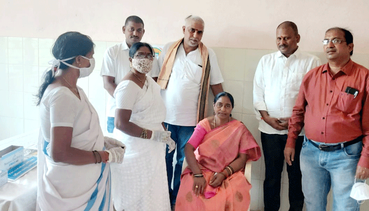 కరోనా నిర్ధారణ పరీక్షలు.. టీకాలు