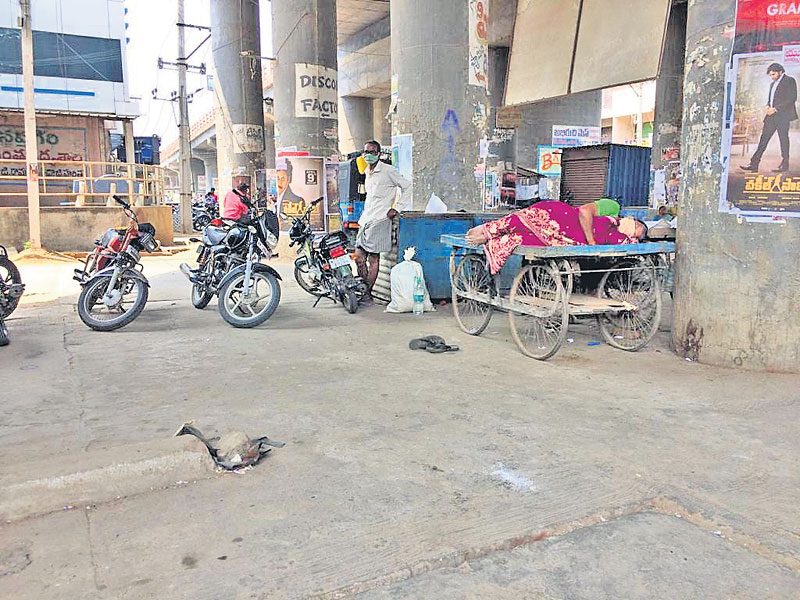 కరోనా ఉందని ఇంట్లోకి నిరాకరణ