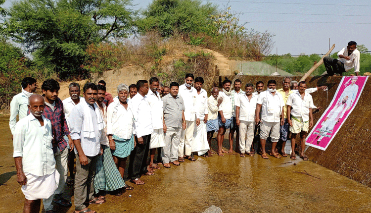 మండు వేసవిలో చెరువుల మత్తళ్లు