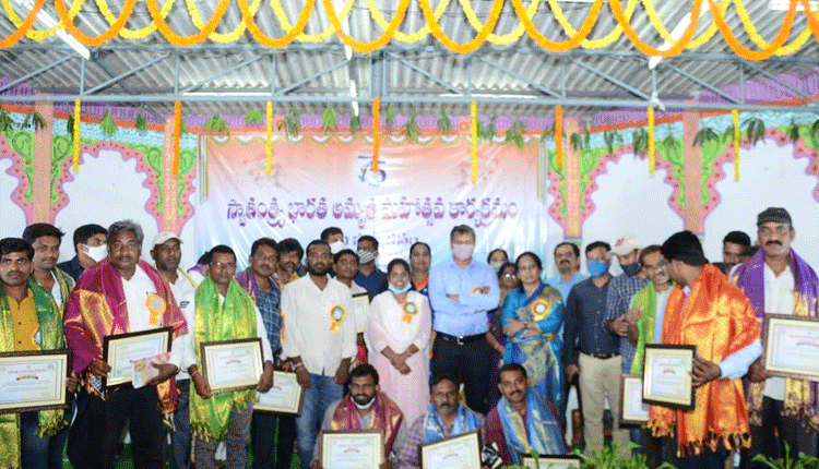 సమాజాన్ని జాగృత పరిచేవి కళలే..