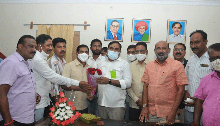 మంత్రి ఎర్రబెల్లిని కలిసిన ఉద్యోగ సంఘాల నేతలు