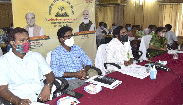 అవార్డులతో పాటు నిధులు ఇవ్వండి