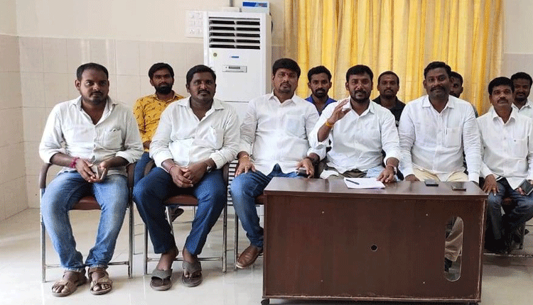 బీజేపీ నాయకుల వ్యాఖ్యలతోనే ఆత్మహత్యలు