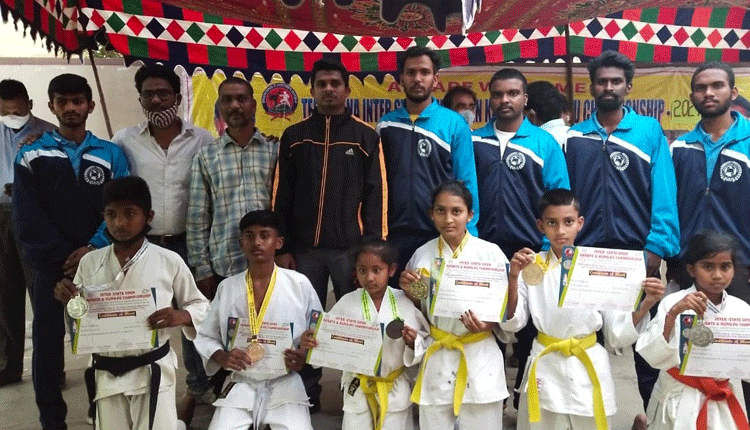 కరాటేలో నర్సంపేట విద్యార్థుల ప్రతిభ