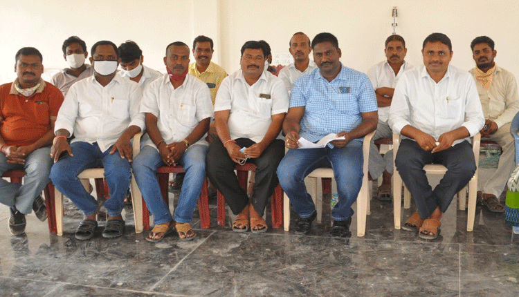 అధికారుల తీరుతోనే సమావేశానికి రాలేదు