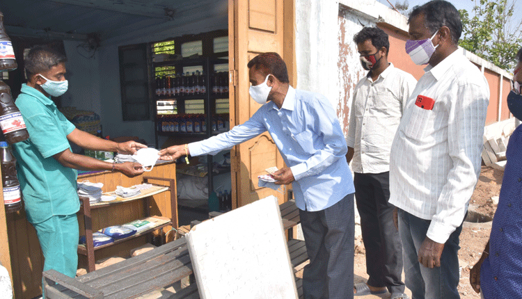 సెంట్రల్‌ జైలు మాస్కులకు  మస్తు గిరాకీ..!