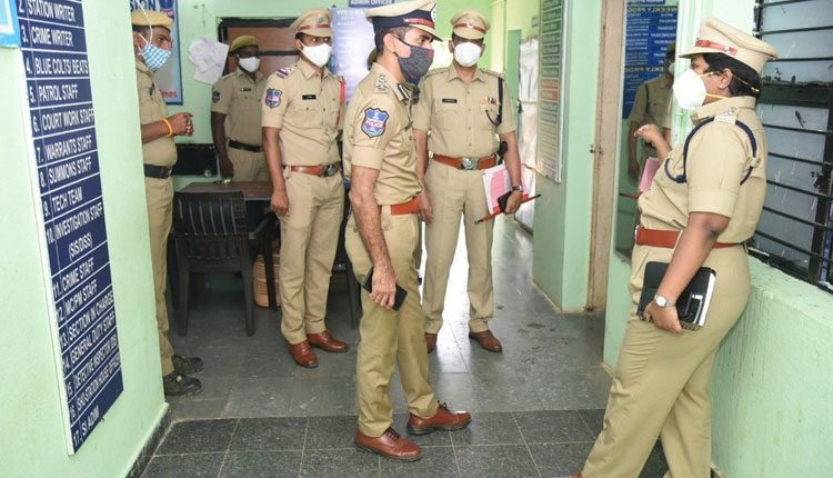 ప్రజలకు నమ్మకం కలిగేలా సేవలందించాలి