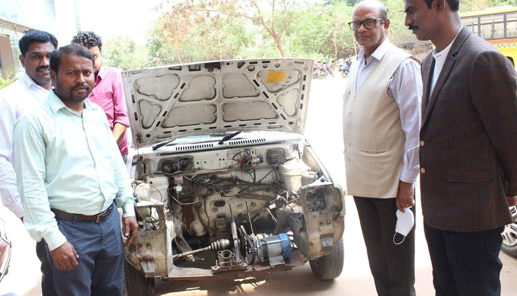 చైతన్య యూనివర్సిటీలో బ్యాటరీ కారు..