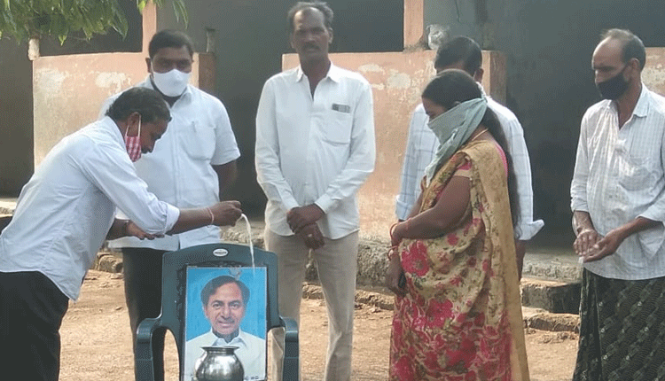 సీఎం కేసీఆర్‌ చిత్రపటాలకు పాలాభిషేకాలు