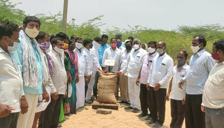 కొనుగోలు కేంద్రాలను సద్వినియోగం చేసుకోవాలి
