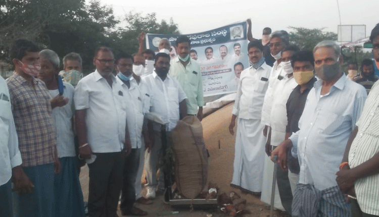 కొనుగోలు కేంద్రాలను సద్వినియోగం చేసుకోవాలి