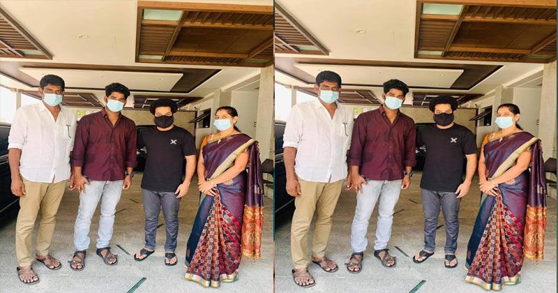 అభిమాని కొడుకు పెళ్లి .. ఇన్విటేష‌న్ అందుకున్న‌ జూనియర్ ఎన్టీఆర్..