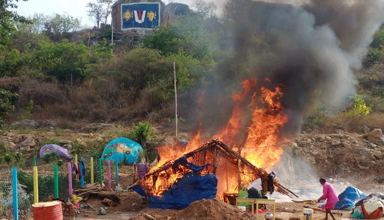 షార్ట్‌ సర్క్యూట్‌తో పూరిగుడిసె దగ్ధం