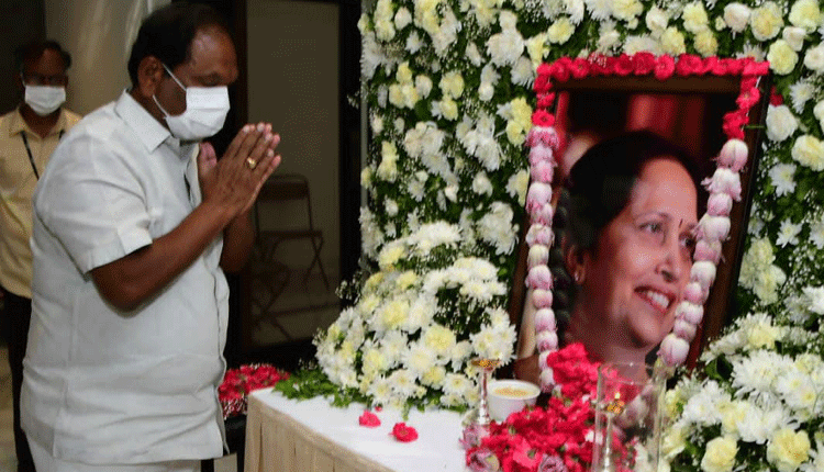 రాధాకృష్ణను పరామర్శించిన మంత్రి కొప్పుల