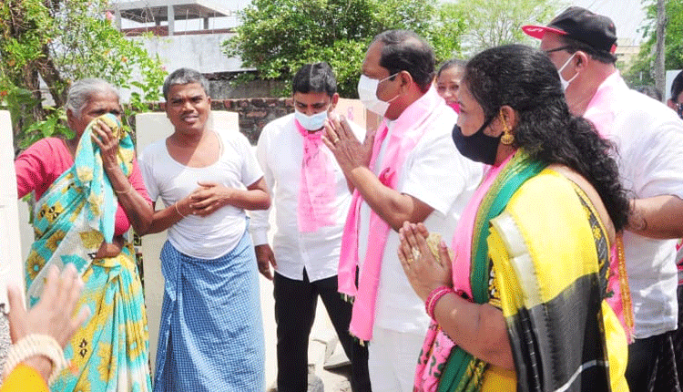 వరంగల్‌ లో జోరుగా మంత్రి కొప్పుల ఇంటింటి ప్రచారం