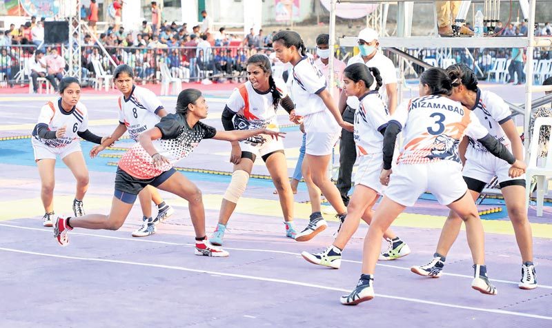 హోరాహోరీగా..