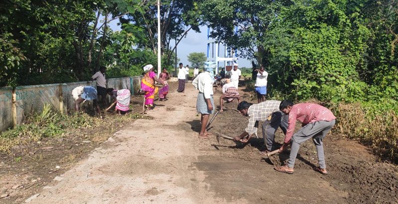 ఊరు మారుతున్నది