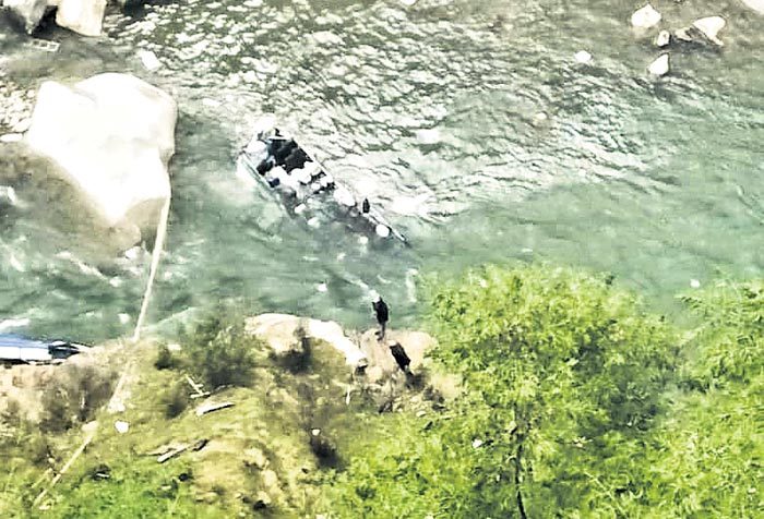 కశ్మీర్‌లో నదిలో పడిన బస్సు.. ఏడుగురి మృతి