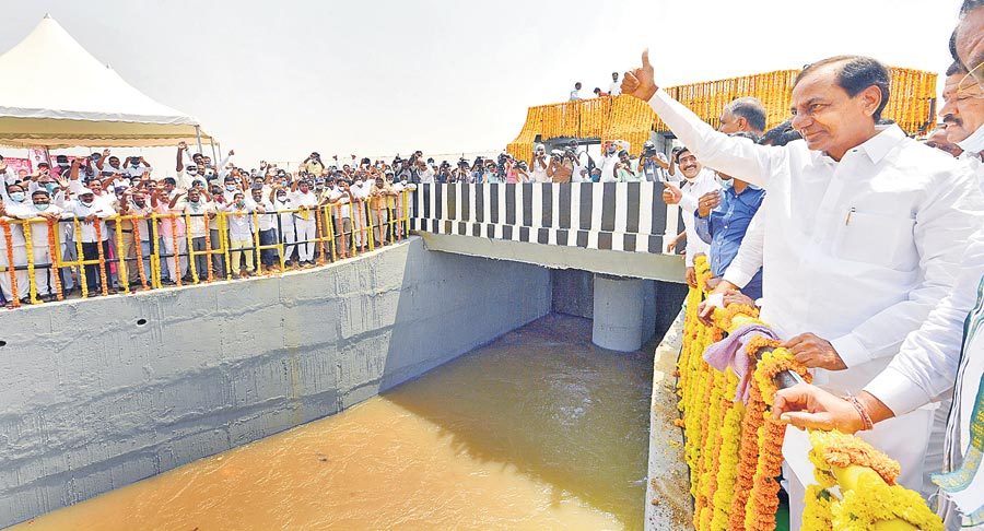 పంటభూములపై పన్నీటి జల్లు