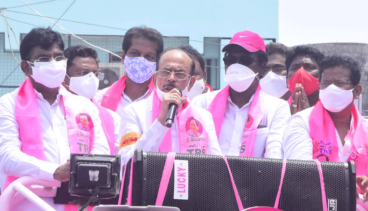 ఖమ్మం మేయర్‌ పీఠాన్ని సీఎంకు కానుకగా ఇవ్వండి