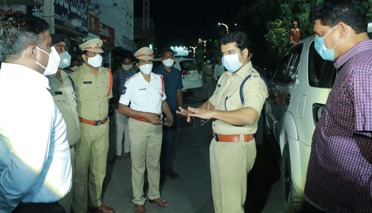 పకడ్బందీగా కర్ఫ్యూ అమలు