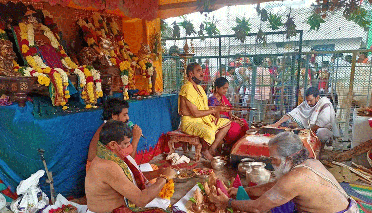 అభిషేకాలు.. హోమాలు