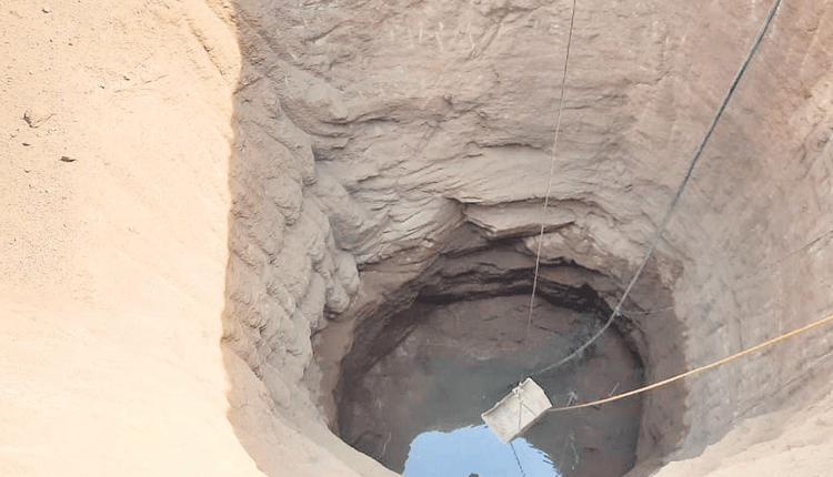 బావులు తవ్విస్తున్నరు..