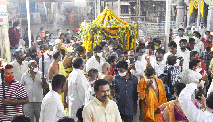 ఆలయంలోనే రథోత్సవం