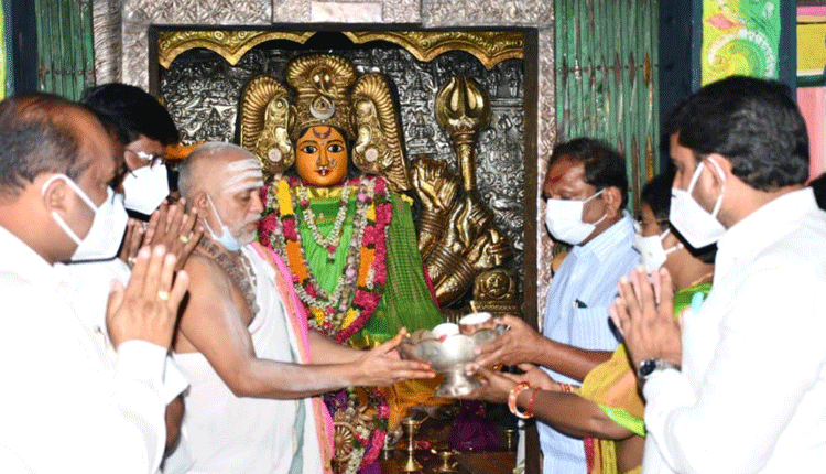 భద్రకాళి అమ్మవారిని దర్శించుకున్న మంత్రి కొప్పుల