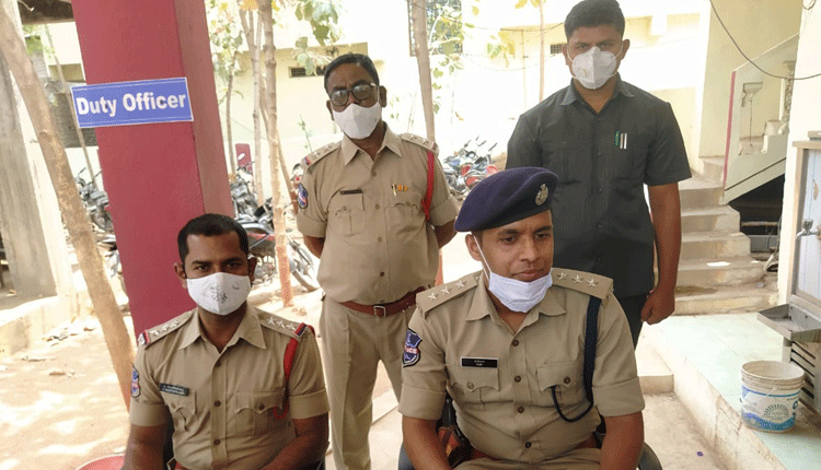 తప్పనిసరిగా మాస్క్‌ ధరించాలి