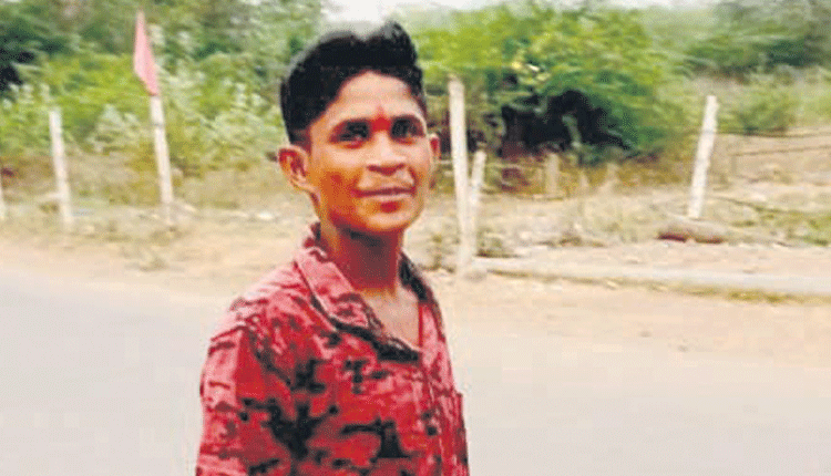 వరండాలోకి దూసుకెళ్లిన కారు