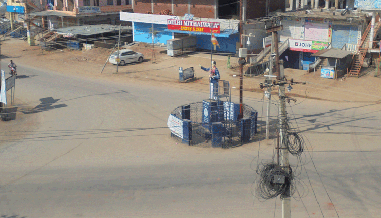 కొనసాగుతున్న స్వచ్ఛంద లాక్‌ డౌన్‌