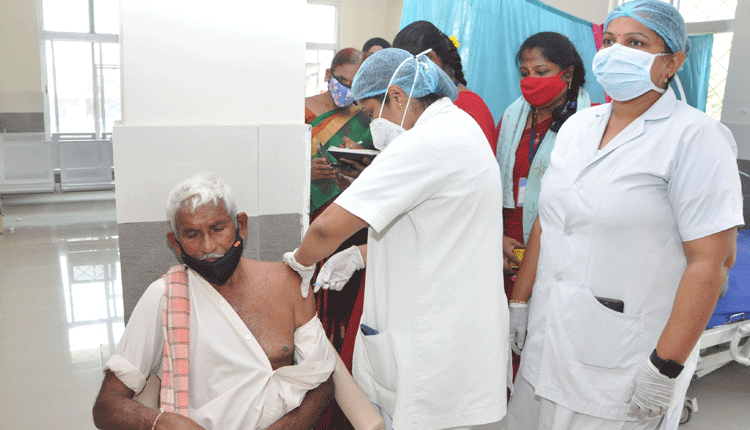 1021 మందికి కొవిడ్‌ టీకా..
