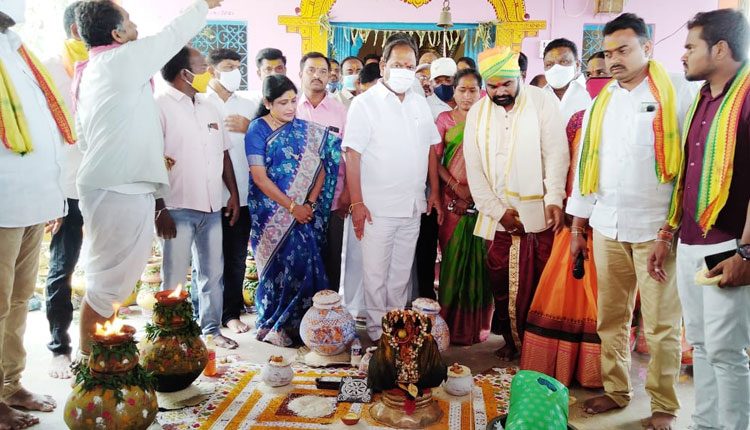 రేణుకా ఎల్లమ్మ తల్లిని దర్శించుకున్న మంత్రి కొప్పుల