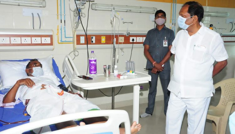 టీఆర్‌ఎస్‌ నేతను పరామర్శించిన మంత్రి కొప్పుల