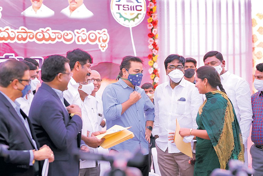 నల్లగొండ, రామగుండం, సిద్దిపేటలో ఐటీ ట‌వ‌ర్లు