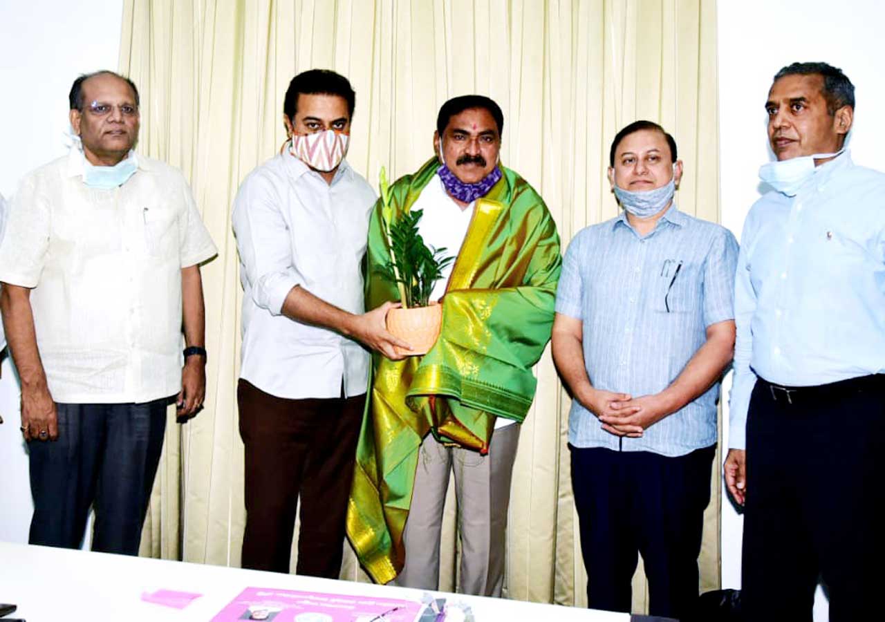 మంత్రి ఎర్ర‌బెల్లిని స‌త్క‌రించిన మంత్రి కేటీఆర్‌