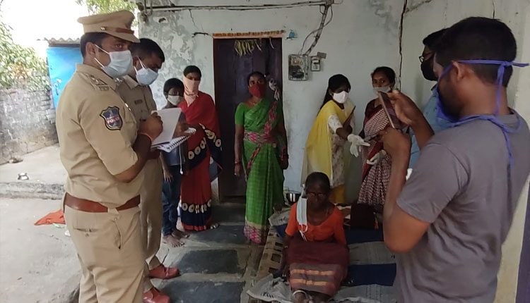లక్కారంలో అవ్వను ఇంట్లోంచి గెంటేసిన వైనం..