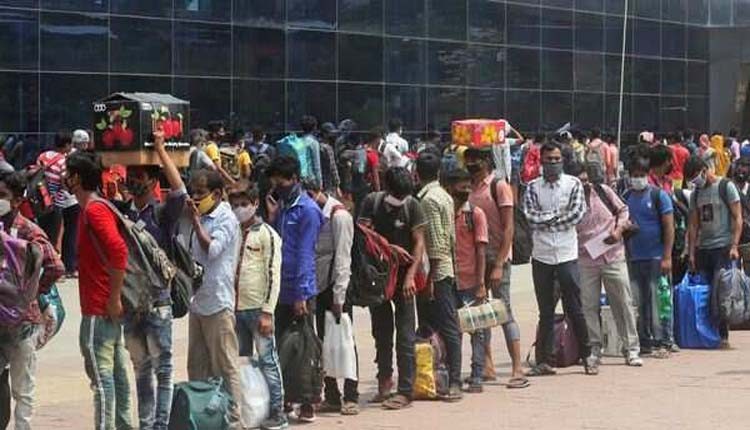 క‌రోనా ఆంక్ష‌లు.. రైల్వే స్టేష‌న్ ముందు భారీ క్యూలైన్లు