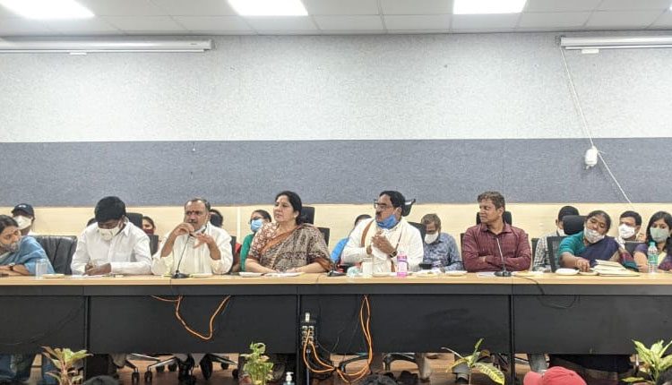 రైతులు ఇబ్బందులు పడొద్దనే కొనుగోలు కేంద్రాలు : మంత్రులు