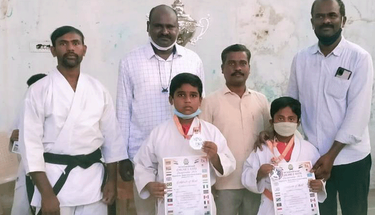 ఆత్మరక్షణ కోసం కరాటే నేర్చుకోవాలి