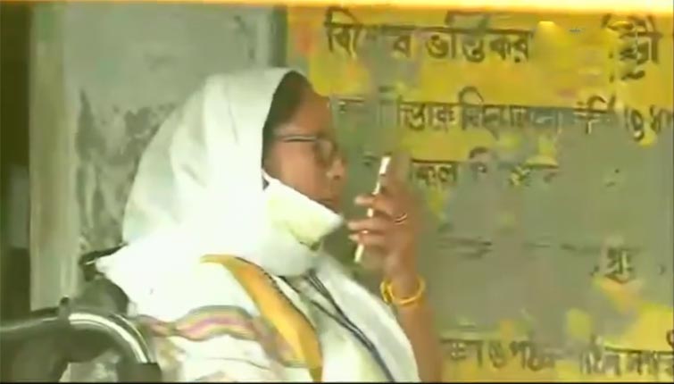 పోలింగ్ బూత్ నుంచే గ‌వ‌ర్న‌ర్‌కు ఫోన్ చేసిన మ‌మ‌తా బెన‌ర్జీ