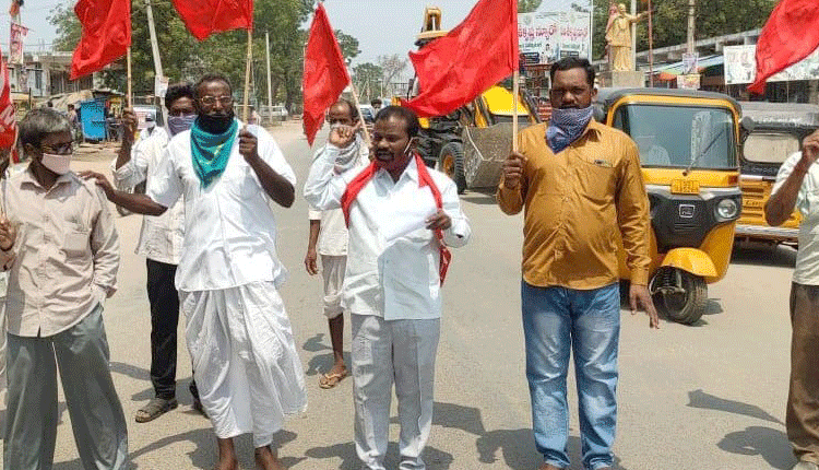ఎరువుల ధరను తగ్గించాలి
