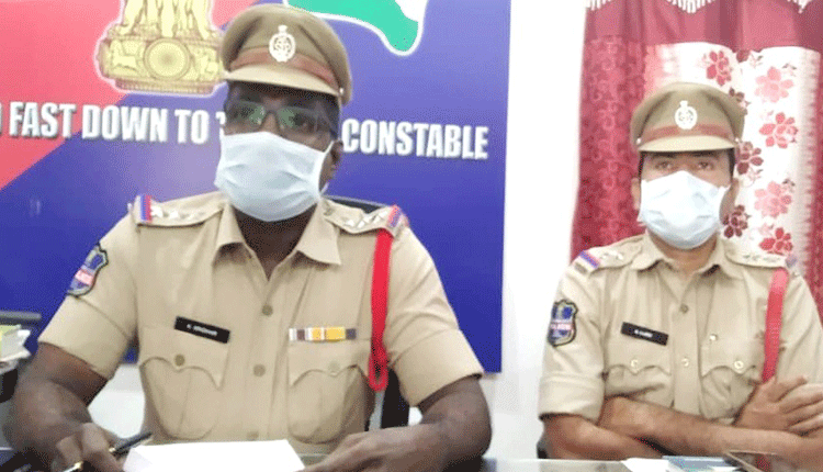 ఉద్యోగం పేరిట మోసగించిన ముగ్గురి అరెస్ట్‌