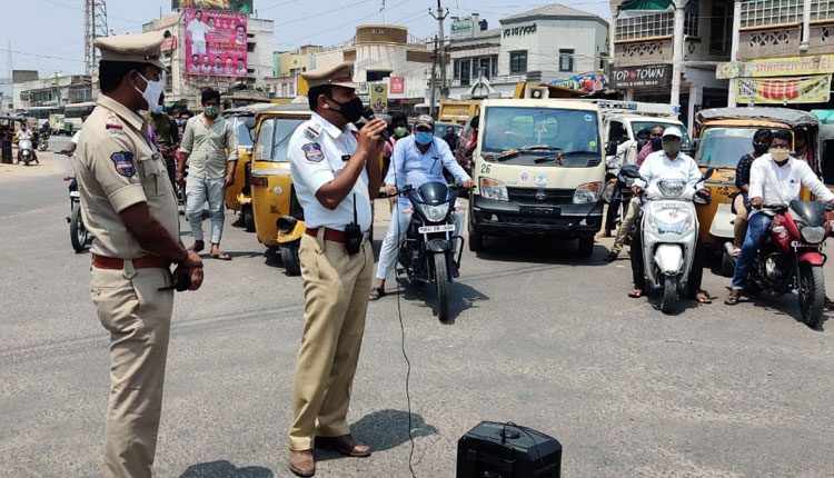 మాస్క్ ధరించాలని పోలీసుల ప్రచారం