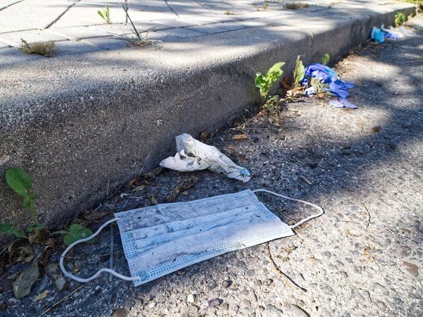 మాస్క్ లేద‌ని వ‌ల‌స కూలీపై బ‌స్ డ్రైవ‌ర్ దౌర్జ‌న్యం