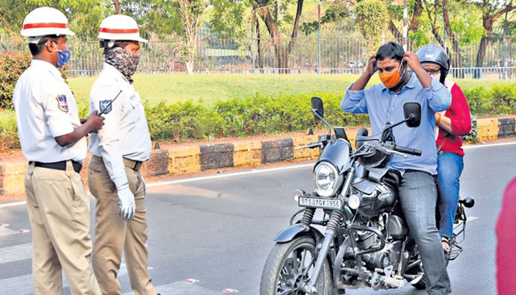 మాస్క్‌.. మస్ట్‌.. లేకుంటే వెయ్యి కట్టాల్సిందే..
