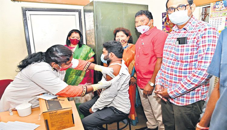 ప్రతి ఒక్కరు విధిగా వ్యాక్సిన్‌ తీసుకోవాలి