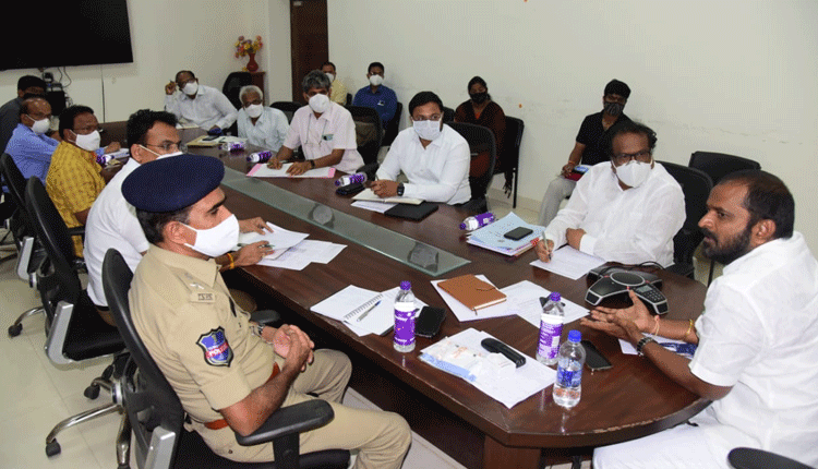 కరోనా కట్టడికి యుద్ధ ప్రాతిపదికన పని చేయాలి