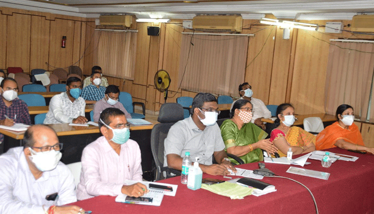 కరోనా చికిత్సకు అన్ని వసతులు కల్పించాలి